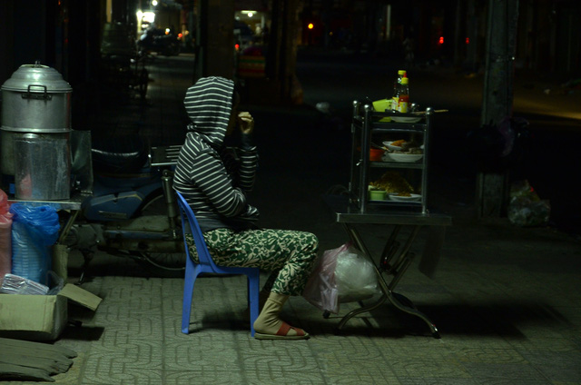 Người Sài Gòn đốt lửa sưởi ấm trong cái lạnh 20 độ C